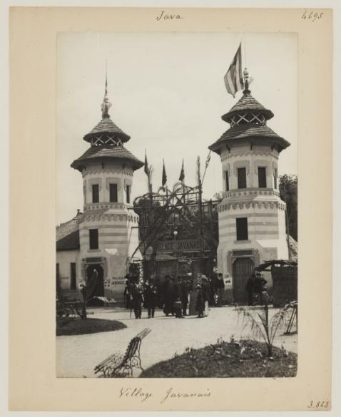 1889년 파리 만국박람회에 설치된 자바 마을 입구와 관람객들