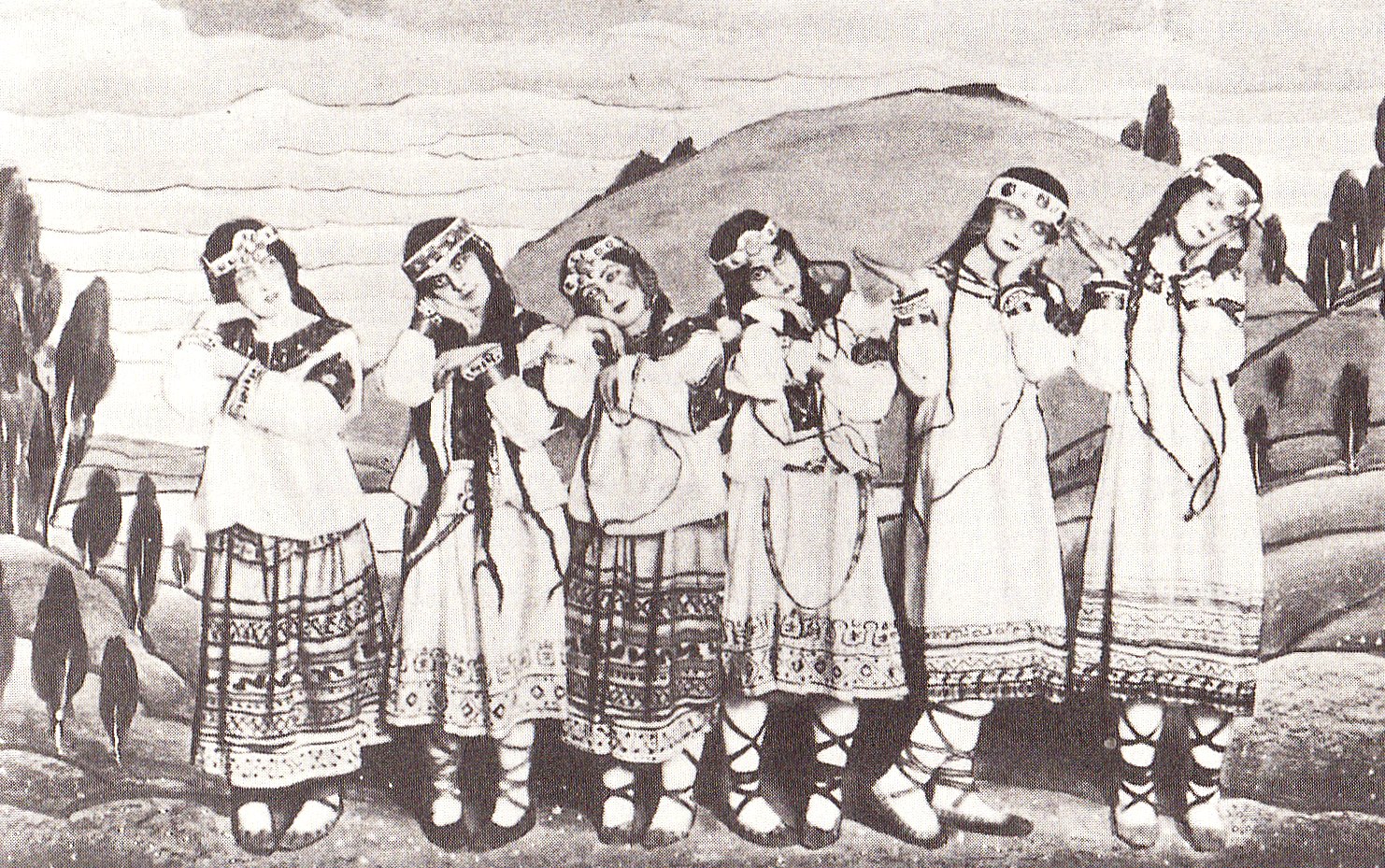 1913년 봄의 제전 초연 프로덕션의 무용수들이 로에리히의 의상을 입고 배경막 앞에 선 모습